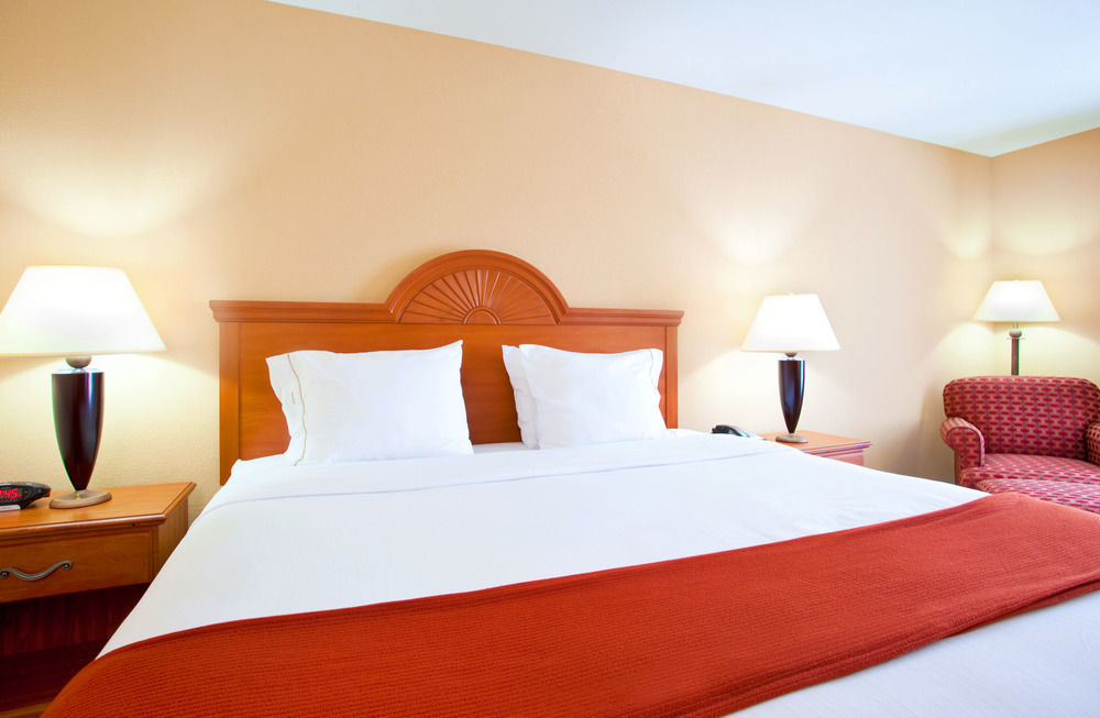 Holiday Inn Express Mineral Wells By Ihg Parkersburg Bagian luar foto
