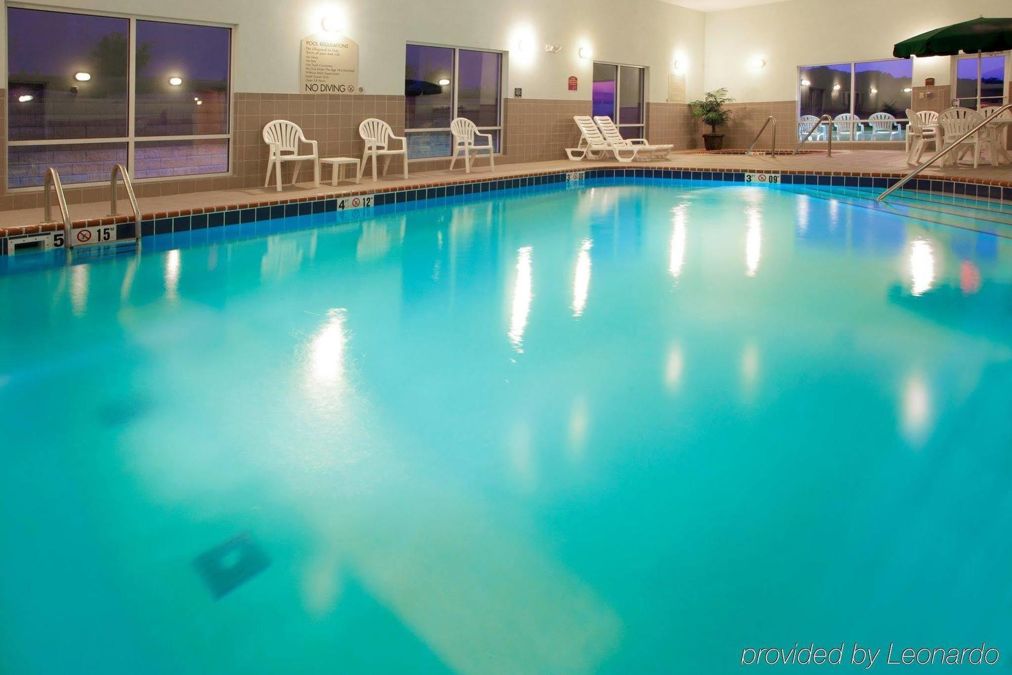 Holiday Inn Express Mineral Wells By Ihg Parkersburg Bagian luar foto