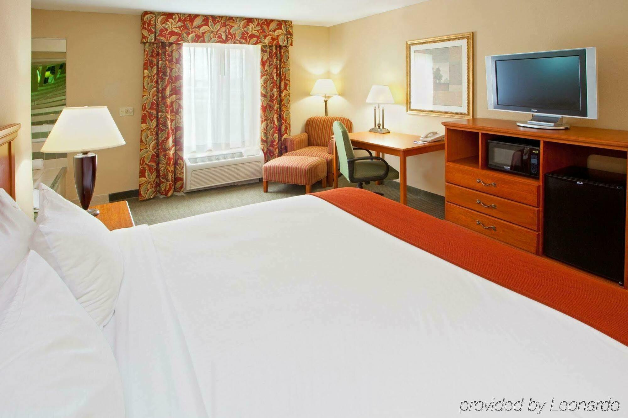 Holiday Inn Express Mineral Wells By Ihg Parkersburg Bagian luar foto
