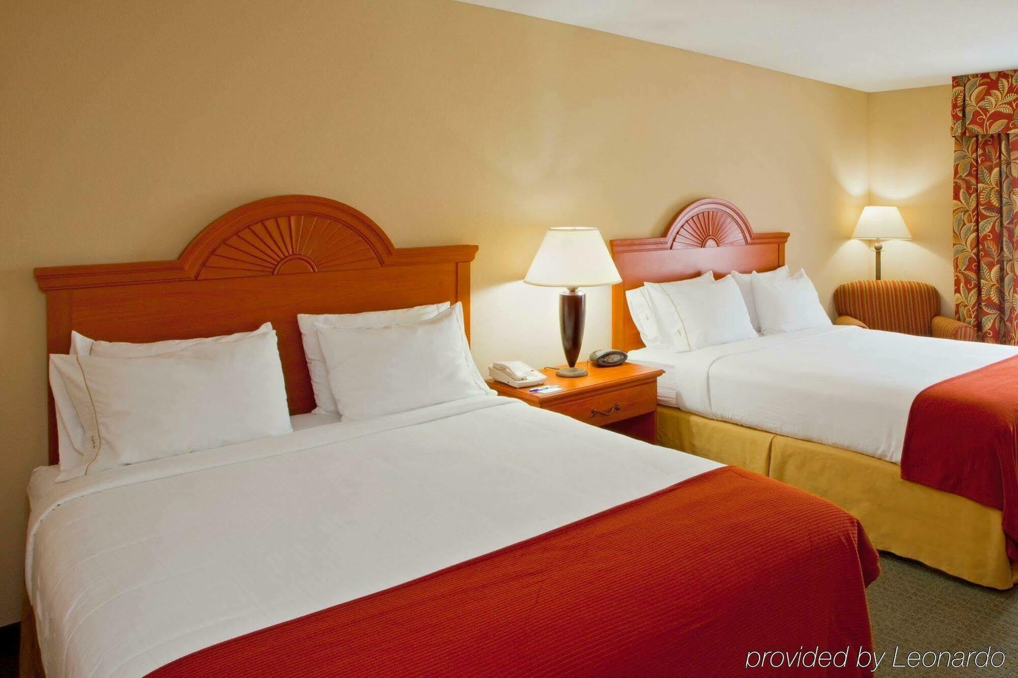 Holiday Inn Express Mineral Wells By Ihg Parkersburg Bagian luar foto