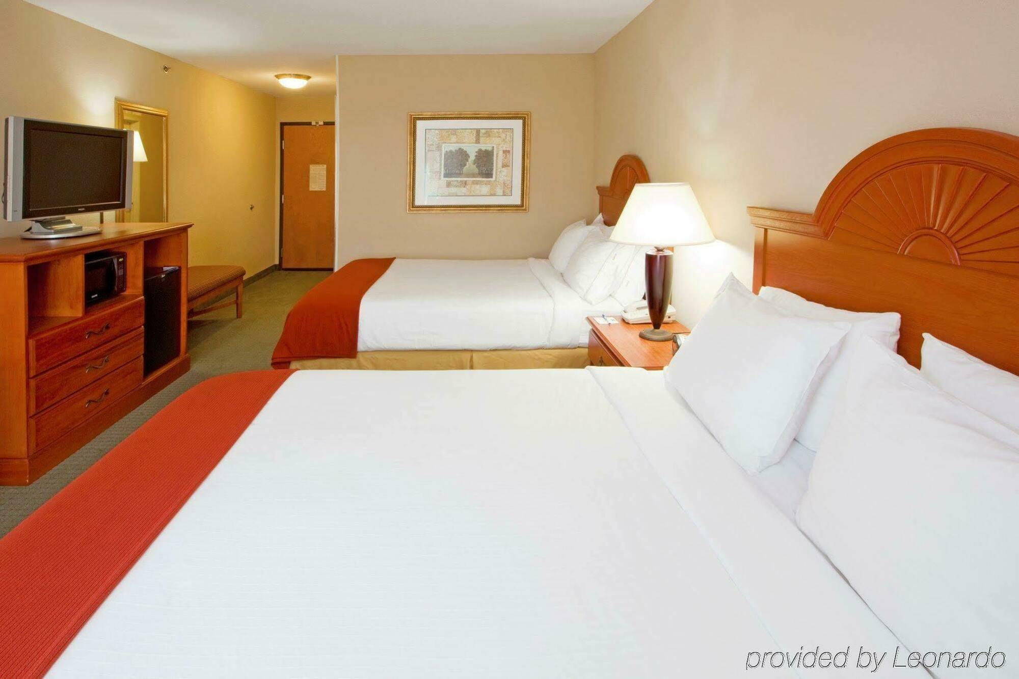 Holiday Inn Express Mineral Wells By Ihg Parkersburg Bagian luar foto