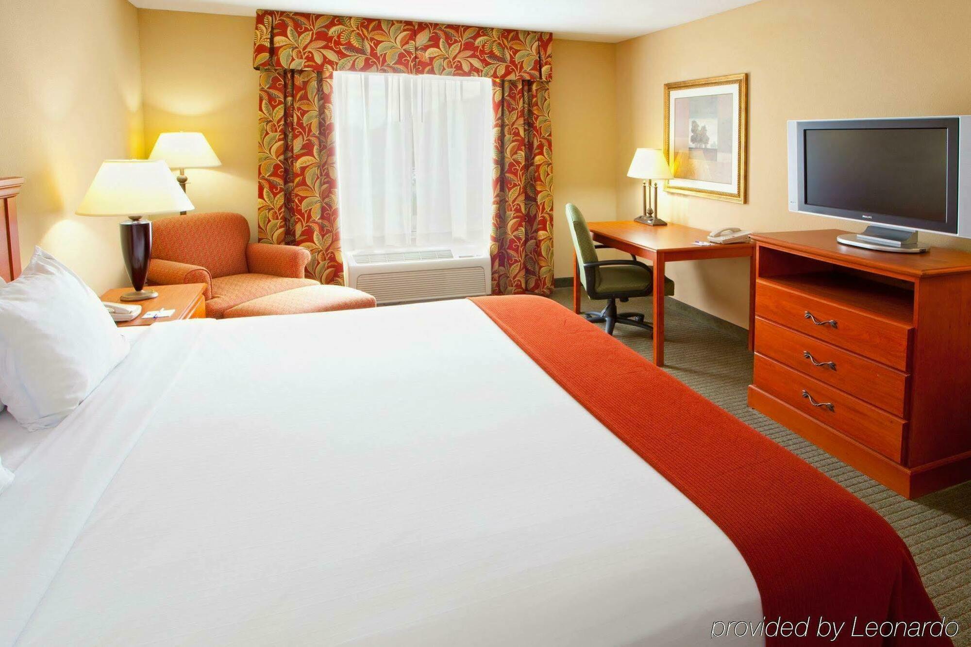 Holiday Inn Express Mineral Wells By Ihg Parkersburg Bagian luar foto